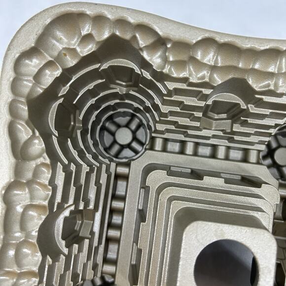 Nordic Ware Castle Bundt Cake Pan 10 Cup Cast Aluminum USA - Picture 12 of 14